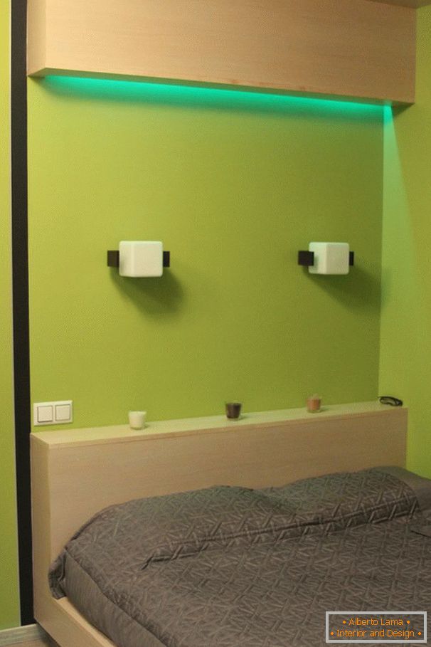 Зелено светло изнад кревета у спаваћој соби
