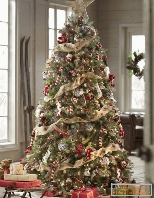 Божићно дрво-са-дивним украсима