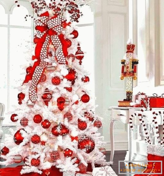 бело-црвено-новогодишњи декор