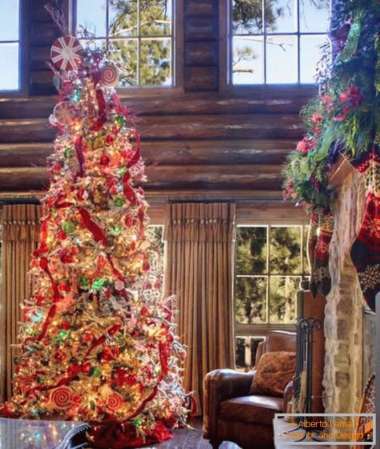 бујно и светло-божићно дрво