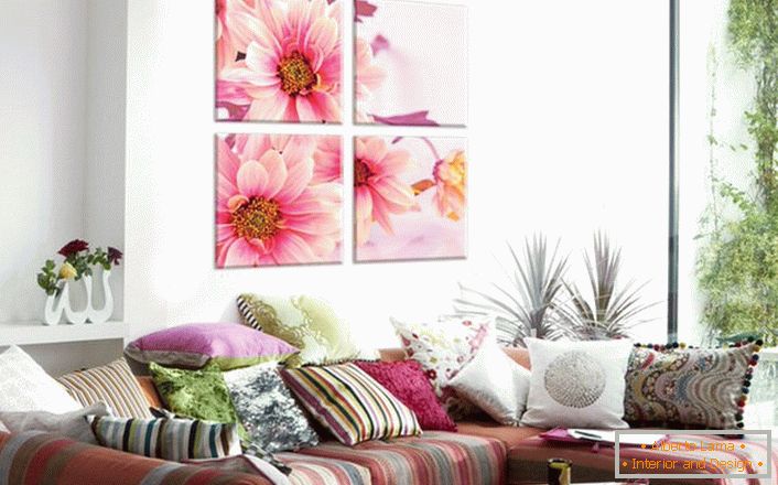 Све чешће власници станова бирају за унутрашњи дизајн слике цветним исписом. Благо ружичасте латице чине атмосферу у соби романтичном и једноставном. 