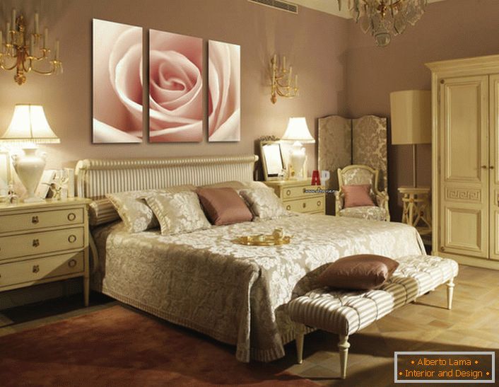 Перлица бледо ружичасте руже на модуларним сликама допуњује луксузни ентеријер спаваће собе у стилу Арт Децо.