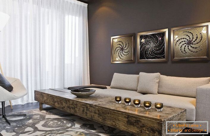 Гостињска соба у стилу Арт Децо уређена је модуларним сликама које показују посебности Сунца. 