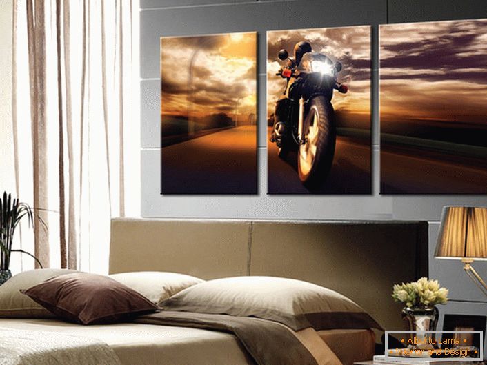 Спаваћа соба младог бечелора је украшена модуларном бојом на којој је приказан мотоциклист.