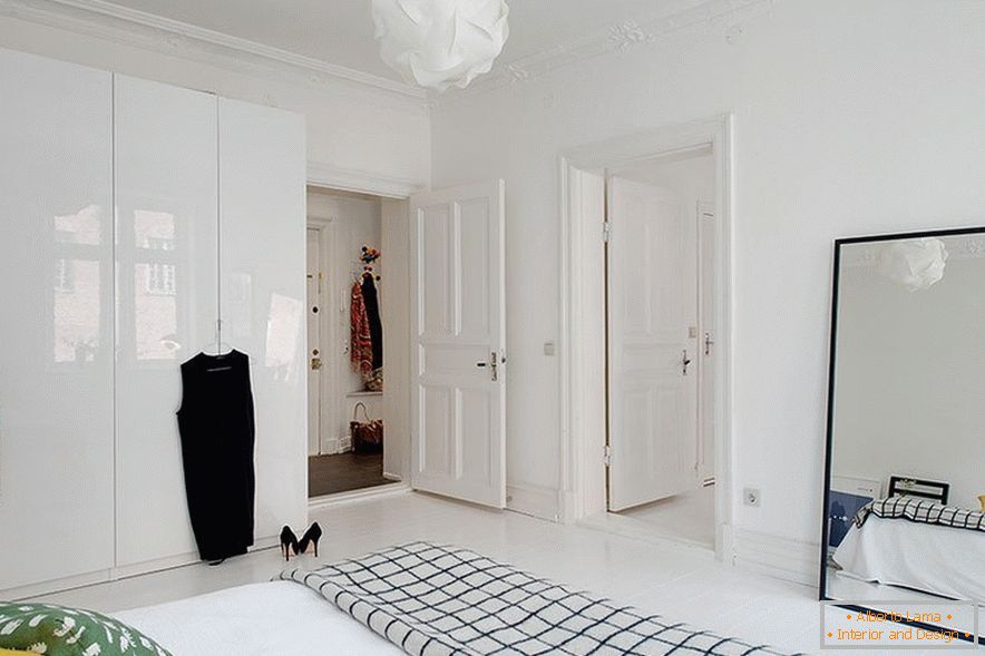 Скандинавски стил в интерьере с белой дверью