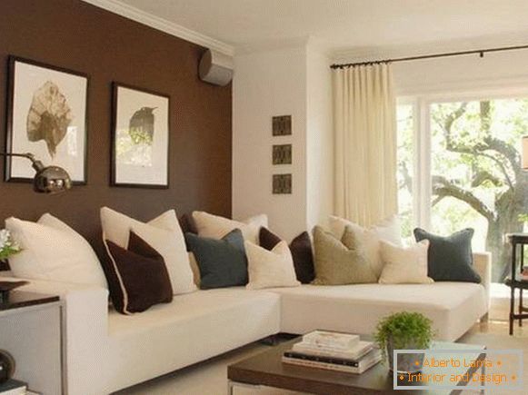 Тамно браон зидови у дизајну дневне собе са белим каучем