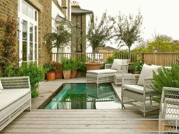 Спољна тераса везана уз кућу са базеном - фотографија