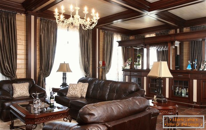 Комфорна гостињска соба са шанком. Пажња привлачи масивни тапацирани намештај, од коже. 