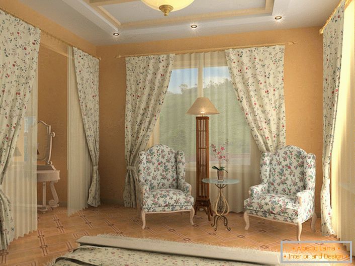 Спаваћа соба у енглеском стилу са необичним завојем. За тапацирање намештаја, завеса и постељина изабран је један тканин са неупадљивим цветним обрасцем.