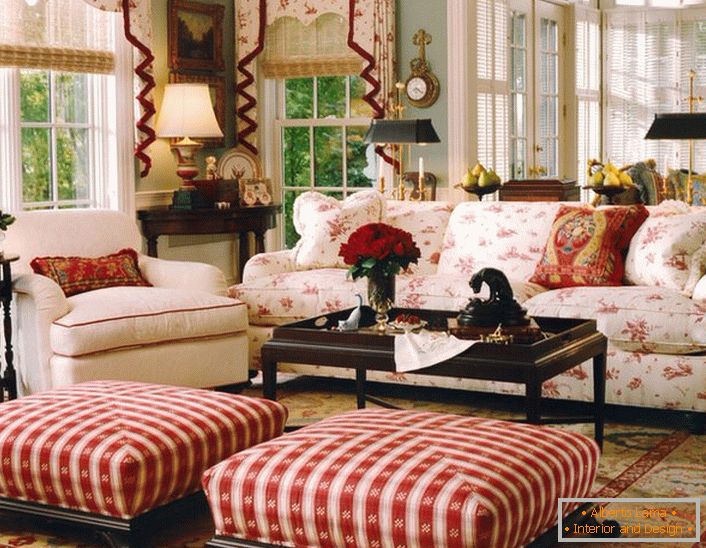 Једноставан, скроман и удобан дневни боравак у енглеском стилу у малој сеоској кући. Акрилни црвени учинак атмосфере у соби је опуштен и весел.