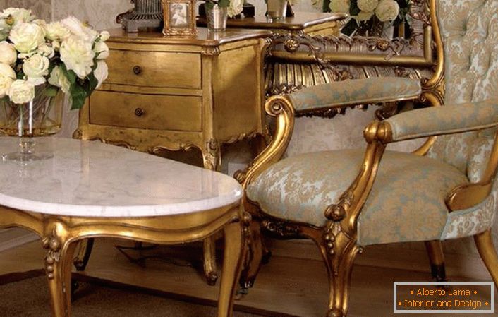 Дрвени намештај са тамним позлаћеним у барокном стилу. Одлично решење за дневни боравак у кући младе даме.