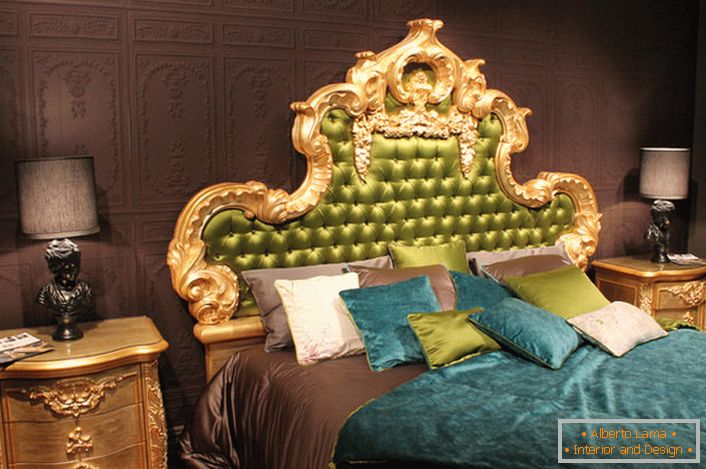 Високо украсно леђа у глави кревета покривена је маслином свилом. Занимљиви јастуци контрастних боја и постељина на кревету.