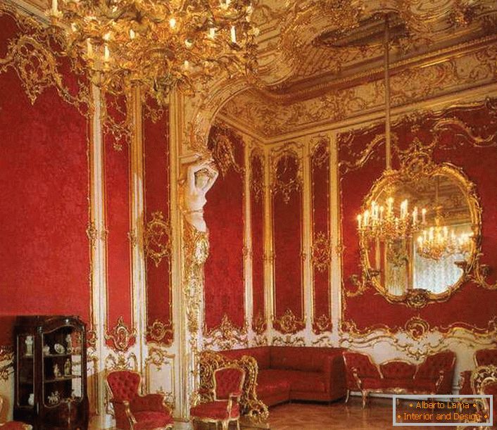 Дневна соба у кући је уредно украшена црвеним намјештајем. Племенити црвени савршено је комбинован са елементима златне облоге.