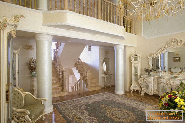 Гостињска соба у барокном стилу. Интеријер је занимљив са колонама и балконом на другом спрату.