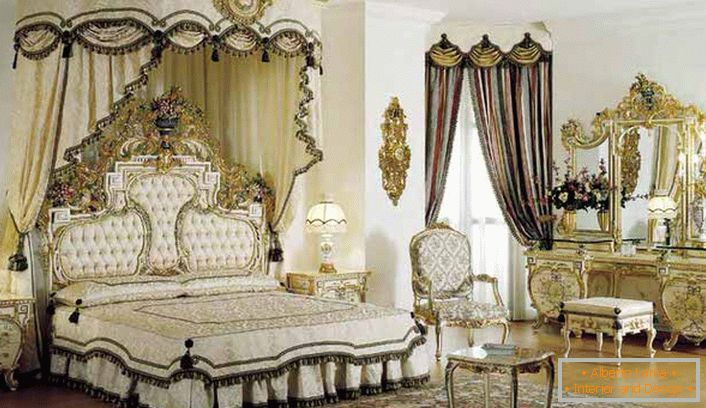 У средишту композиције налази се постељица од четири плаката. У складу са стилом барока у соби је масиван гардероб са златном завршницом.