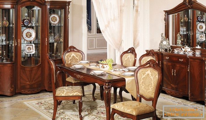 Класичан намештај за барокну гостињску собу. Занимљиво је комбинација тамног дрвета и светле беж боје.
