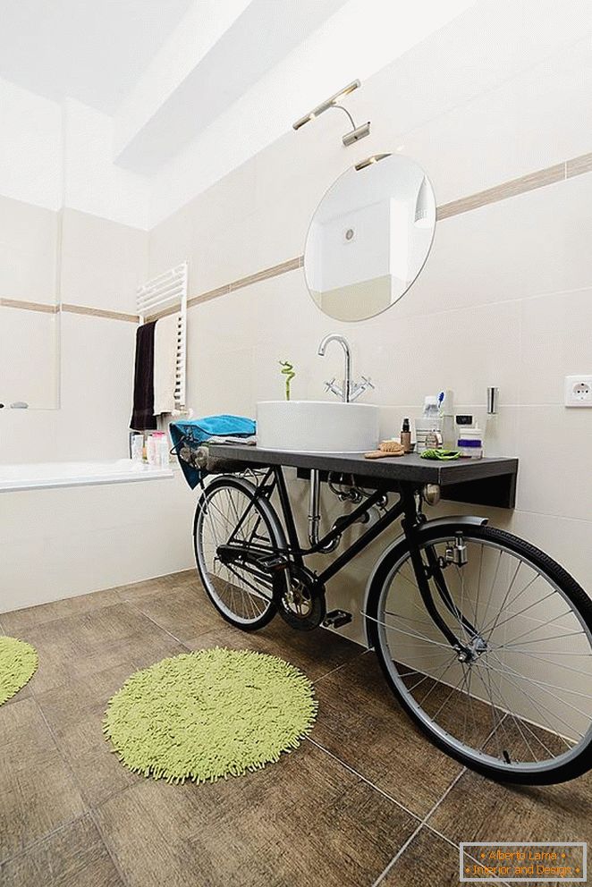 Необичан умиваоник на бициклу у купатилу
