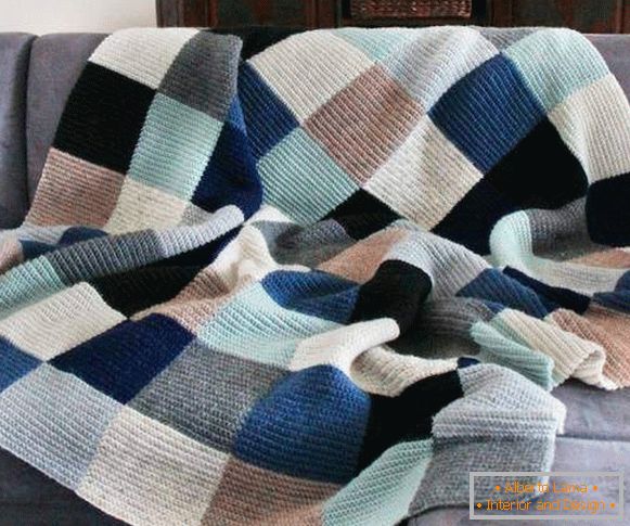 Лепа плетена плетеница на софу рукама