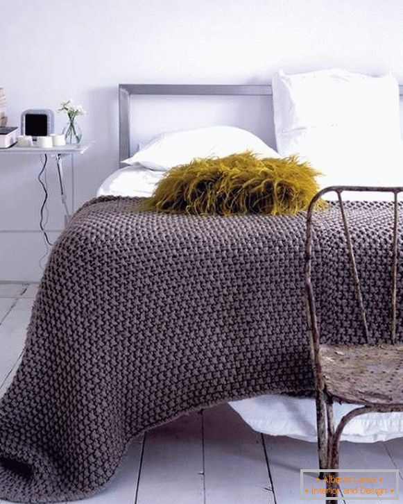 Плетени плаид на кревет својим рукама у модној боји