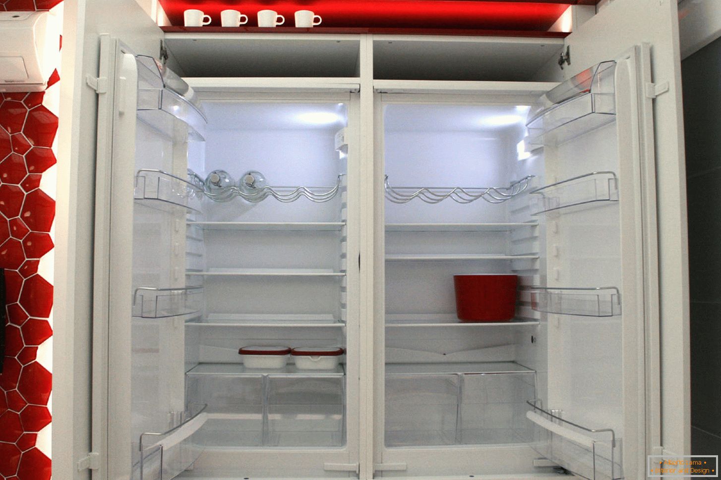 Модеран фрижидер у унутрашњости кухиње