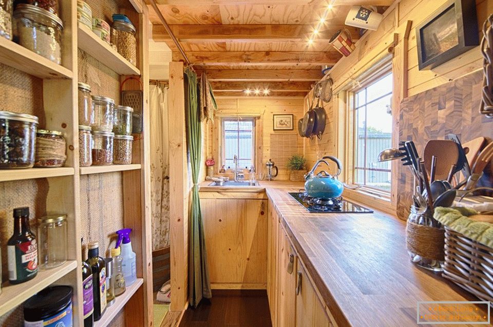 Кухиња мале дрвене кућице