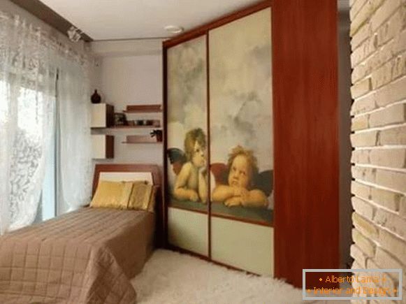 Трапезоидни кутни ормар у спаваћој соби - фотографија у дизајну ентеријера