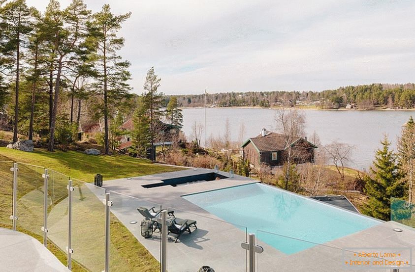 Поглед из прозора луксузне виле у Шведској