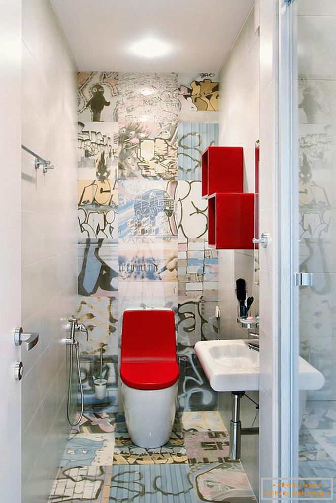 Тоалет са светлом црвеним поклопцем у екстравагантно уређеном тоалету