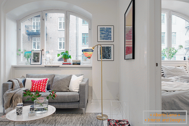 Дневни боравак и спаваћа соба у малом стану у скандинавском стилу