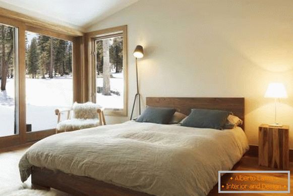 удобна спаваћа соба са великим прозорима у шуми