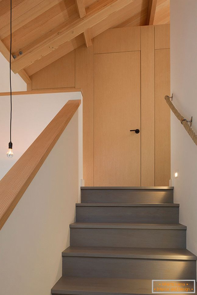 Унутрашњост мале дрвене куће - лестница