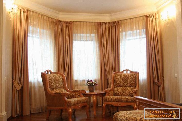 Дизајнирајте завесе за пространу дневну собу са прозорима у класичном стилу.