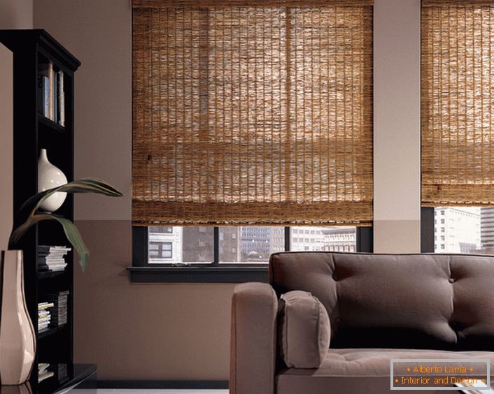 Дизање завеса од бамбуса - нестандардна верзија унутрашњег дизајна модерног пространог дневног боравка или канцеларије.