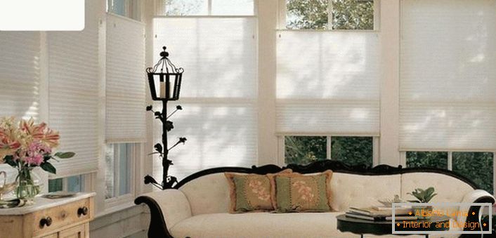 Модерна једнобојна, завјеса за ваздушне завесе не преоптерећују префињену атмосферу у дневној соби старе куће. 