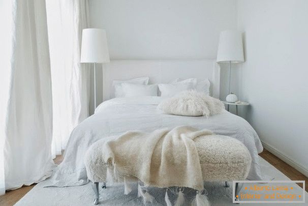 Бела спаваћа соба са панорамским прозорима