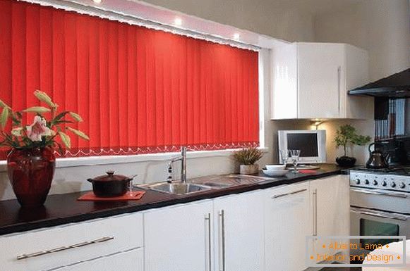 ролетне на прозорима вертикалне тканине на кухињи, фото 15