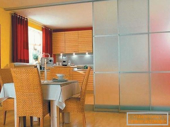 Клизна врата у кухињу са стаклом - преграда у унутрашњости