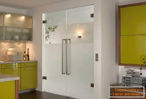 Двокрилна кухињска врата са стаклом - фотографија у унутрашњости