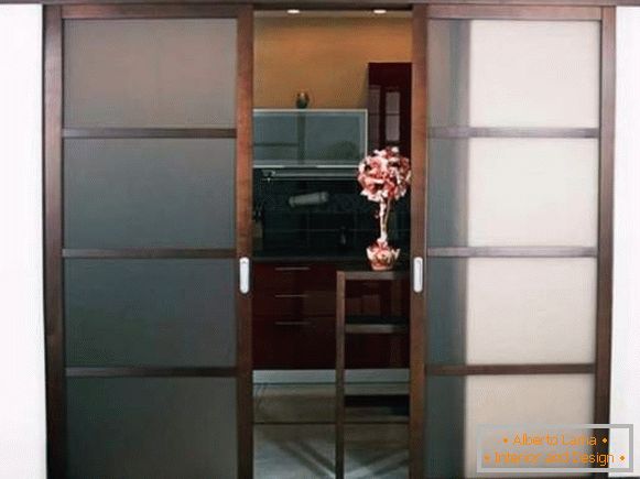 Дрвена врата одељка у кухињи - фотографија са стаклом