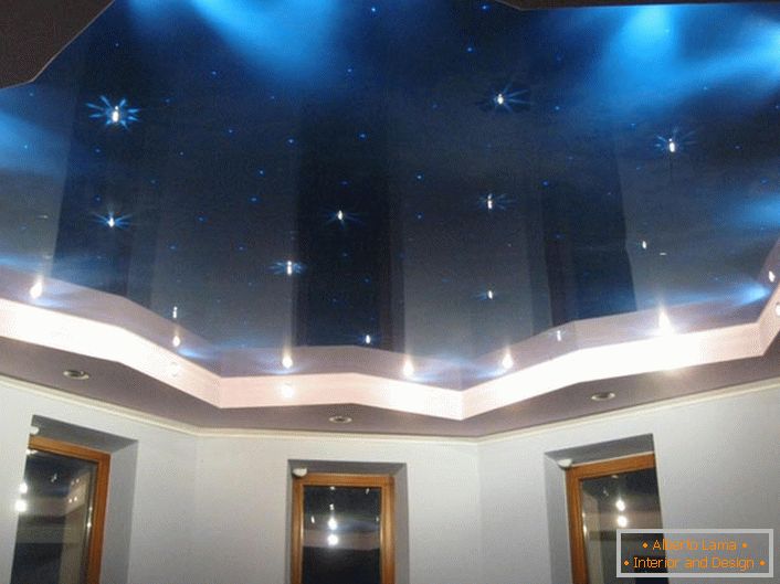 Стретцх плафон са имитацијом звезданог неба - креативно решење за дизајн спаваће собе или дечије собе.