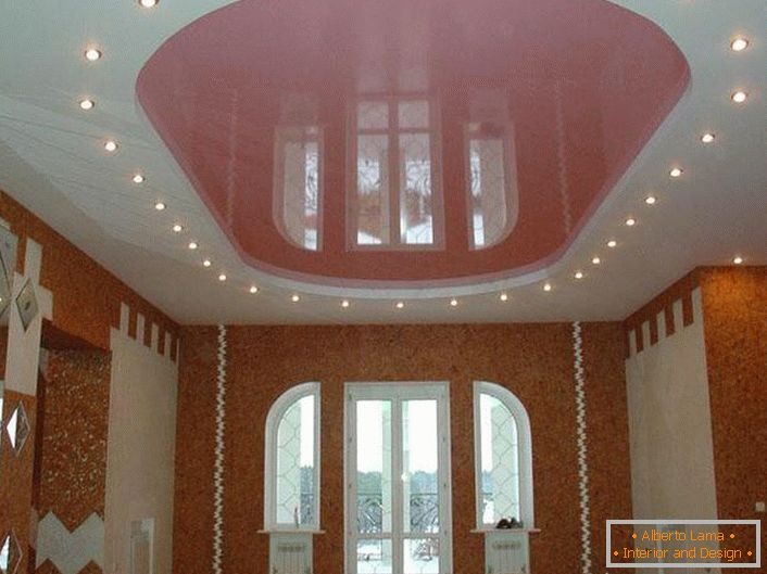Пинк овални растегљиви плафон са ЛЕД осветљењем у великој соби у сеоској кући.
