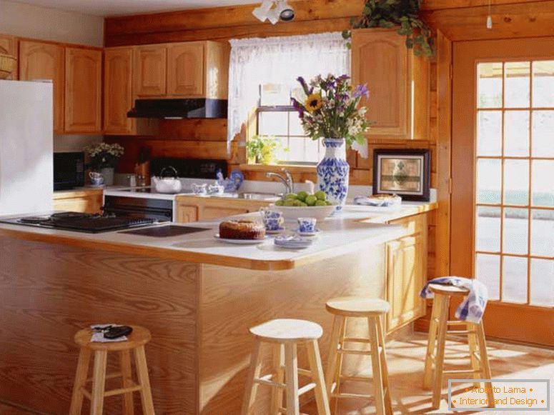 Трпезаријски сто са столицама у кухињи