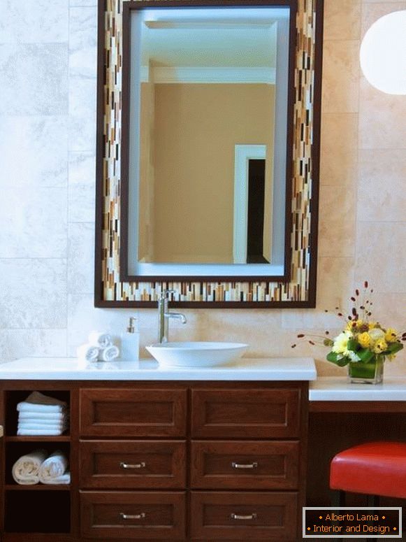 Модерно огледало у оквиру купатила