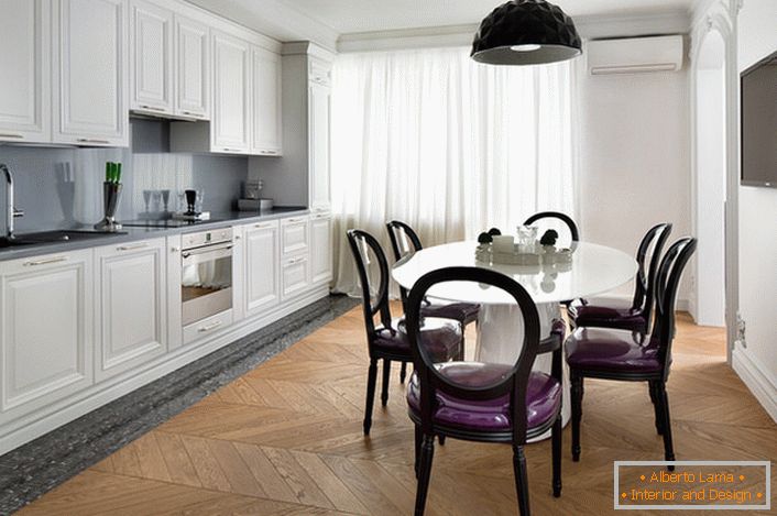 Бела унутрашња кухиња са акцентима тамно сиве боје у еклектичном стилу. Занимљиве столице са прозирним леђима и љубичастим меким тапацирунгом.