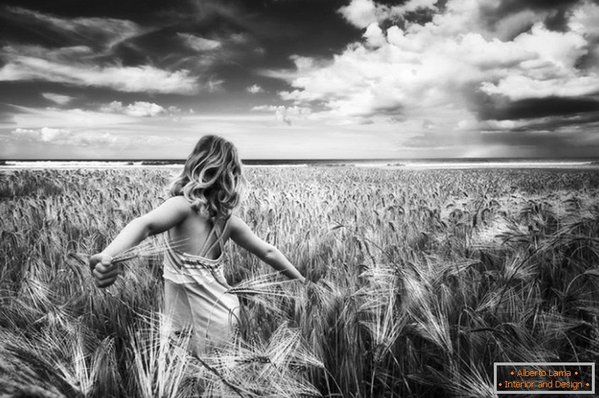 Црно-бела фотографија девојке у пољу пшенице