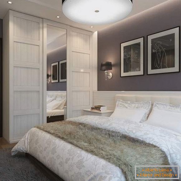 Уграђени гардеробни простор у спаваћој соби у модерном стилу са огледалом и осветљењем