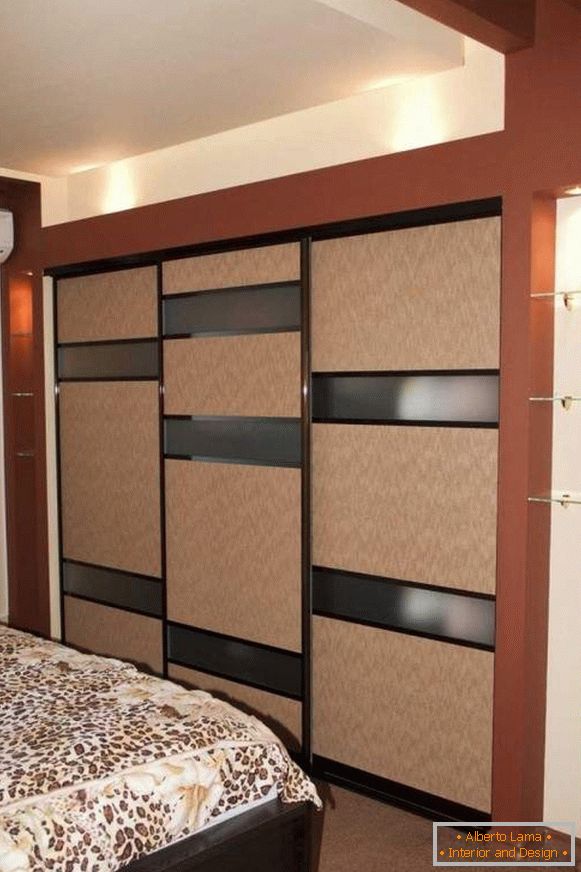 Прекрасан уградни ормар у спаваћој соби без огледала