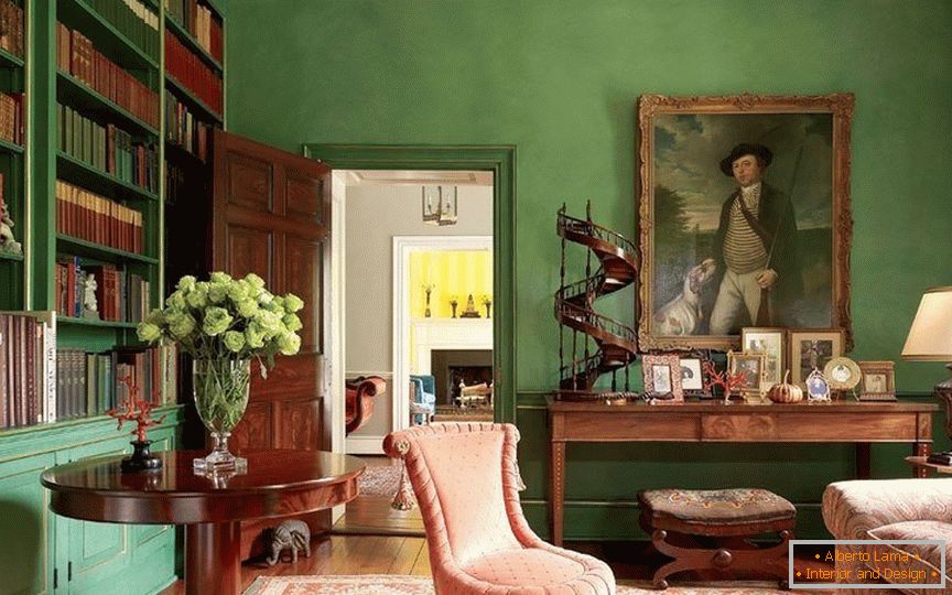 Собна декорацијаы с зелеными обоями в классическом стиле