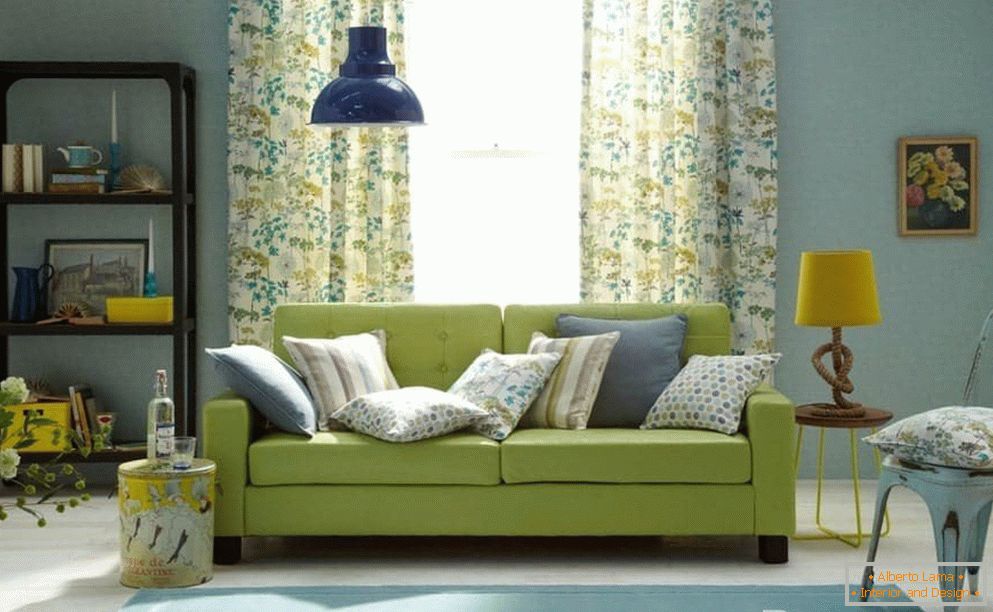 Дневна соба у плавом са зеленим каучем