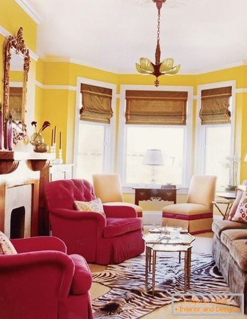 Жута боја и црвене фотеље